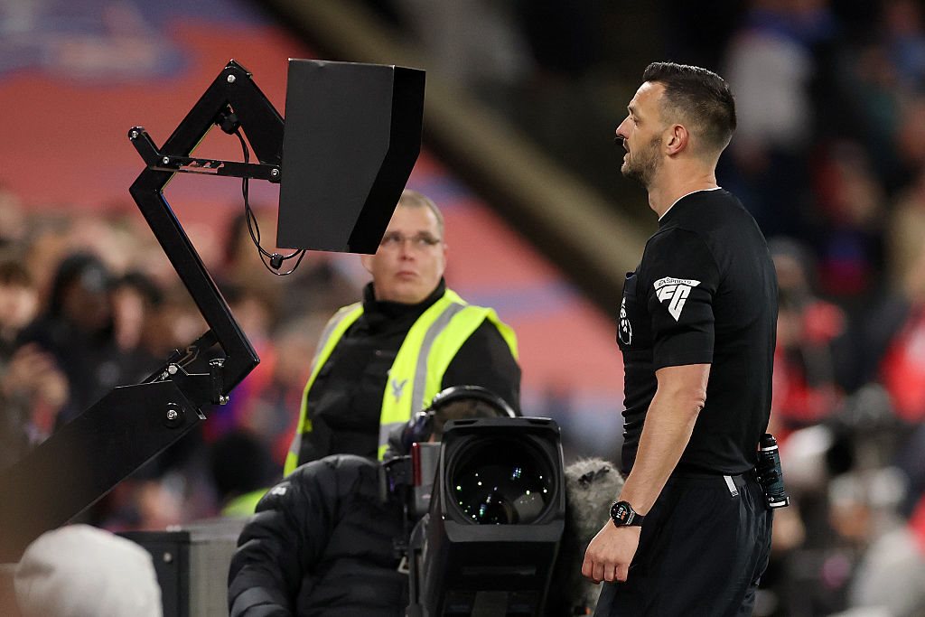 Енді Медлі дивиться VAR, getty images
