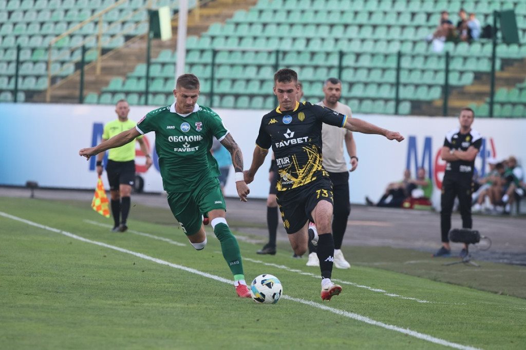Ростислав Лях (на фото — праворуч) в матчі проти Оболоні забив перший м'яч в УПЛ / Фото: ФК Рух
