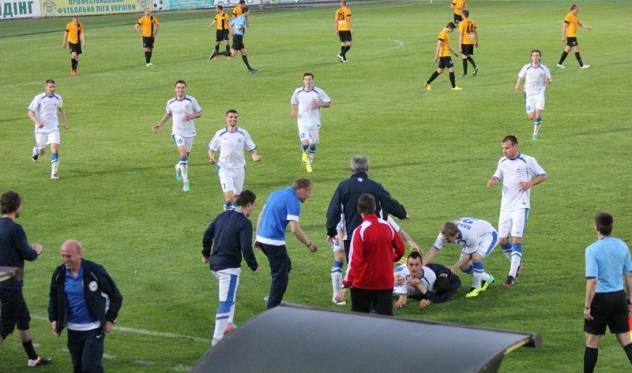 Черниговец Евгений Чепурненко (в центре внизу) только что забил победный мяч в ворота Александрии, Фото pfcalexandria.com.ua