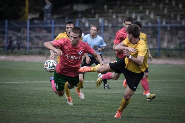 Новокаховчанин Рафальский (справа) останавливает стрыянина Цюцюру, фото fcskala.com.ua