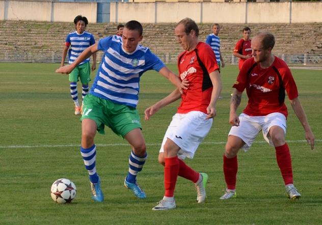 Херсонец Рыженко обыгрывает оболонцев Гордийчука и Кицуту, фото fckristal.com