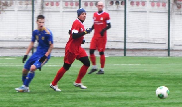 Александр Романчук (в красном) также поддерживает форму на Мемориале Макарова. Фото Артура Валерко, Football.ua.