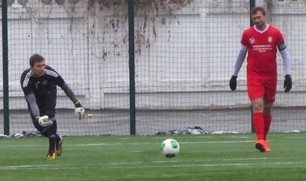 Вратарь студентов Сергей Чернобай выстоял даже против Александра Пищура. Фото Артура Валерко, Football.ua.