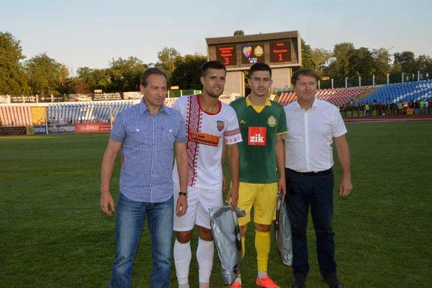 А между тем в Черкассах встретились две команды, игравшие в экипировке от отечественных производителей — Swift (Черкасский Днепр) и K-Sector (Нива). На фото ckdnipro.com.ua — признанные лучшими игроками матча черкассец Скепский и тернополянин Волошинович (рядом с ними посетившие матч столичные чиновники)