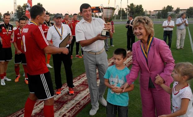 Президент ПФЛ Сергей Макаров вручил награды комсомольчанам за прошлый, «бронзовый» для них, сезон