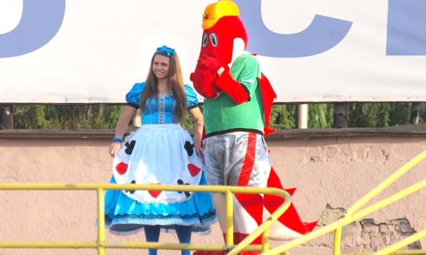 С талисманом ФК Горняк дракошей мы знакомы, а вот кто эта фея? Фото fcgornyak.dp.ua