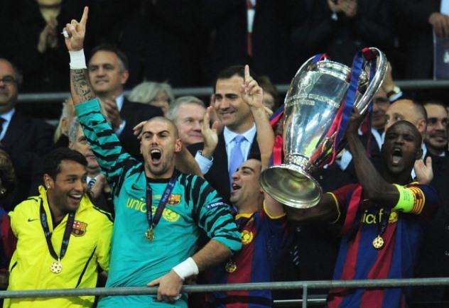 Эрик Абидаль поднимает Кубок Европейских чемпионов, 2011 год