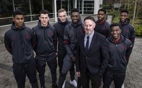 Айдан Молони со своими подопечными, telegraph.co.uk