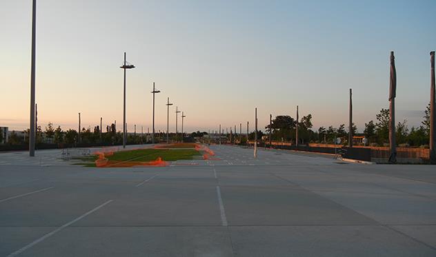 Подъезды к Стад де Люмьер. Ага, увидите вы такую пустыню во время футбола!