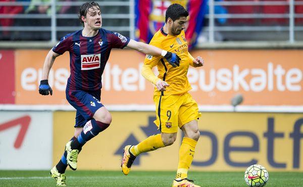 Александар Пантич (слева) в борьбе с Луисом Суаресом, Getty Images