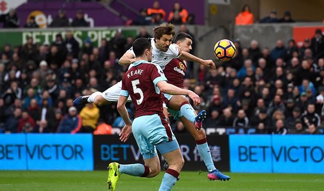 Фернандо Льоренте забивает в ворота Бернли Фернандо Льоренте забивает в ворота Бернли