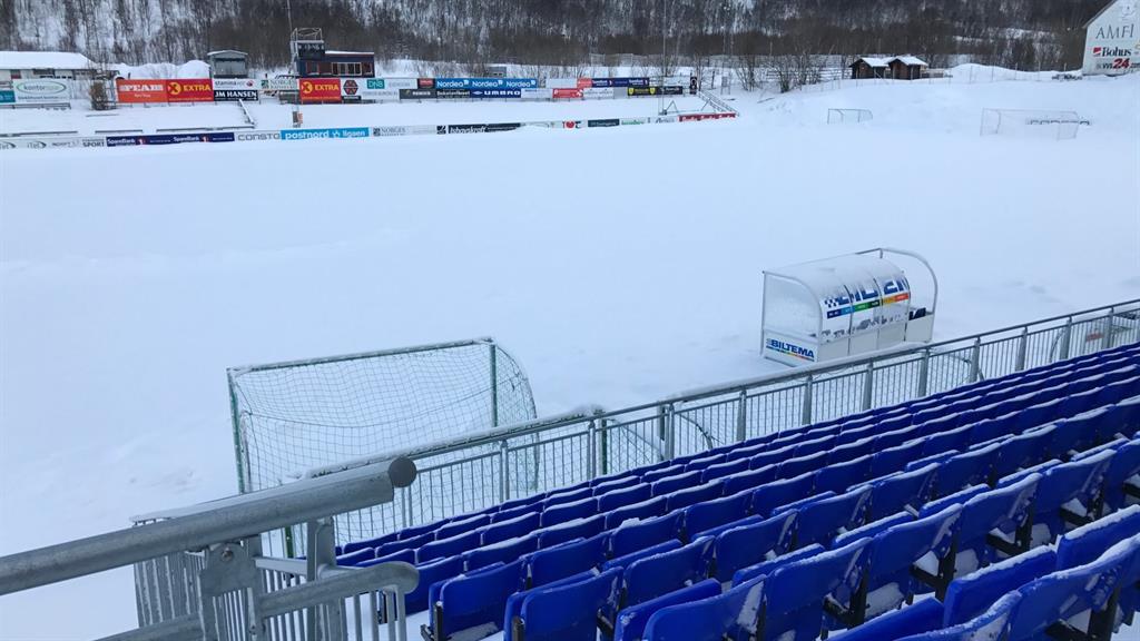 Стадион в Тромсе за день до матча, tuilfotball.no