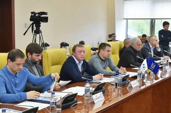 Представители клубов по время встречи. Фото — страница ФБ Андрея Павелко.