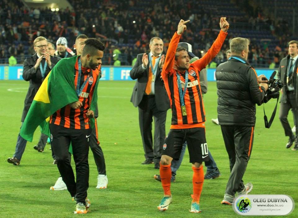 Бернард показывает неприличные жесты, Facebook.com