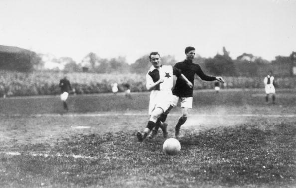 В 1908 году Джимми Пейн привез в Прагу «Арсенал», тогда еще «Вулвич Арсенал». Родоначальники были беспощадны к чехам и преподнесли им оче- редной жестокий урок — 5:1