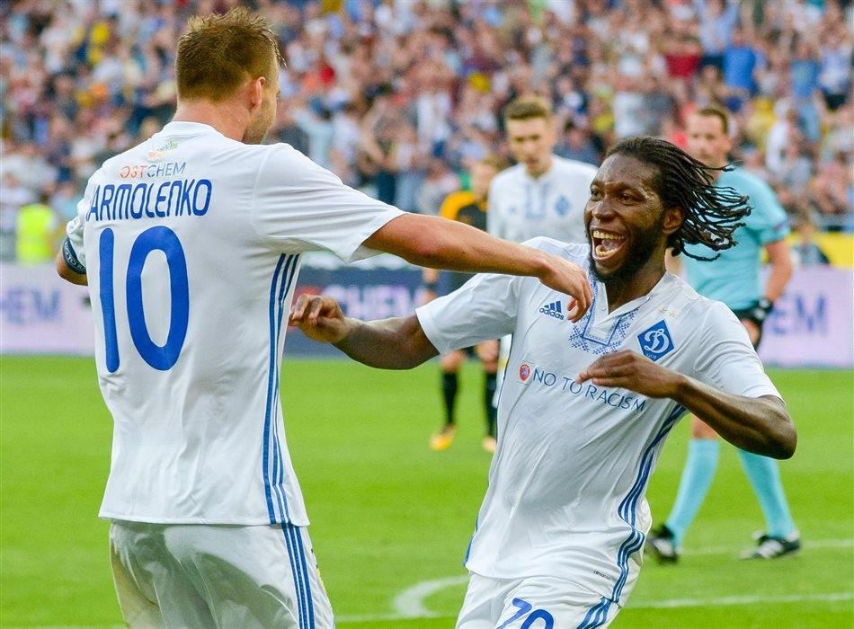 Мбокани с бывшим партнером по команде Андреем Ярмоленко, фото: ОЛЕГ БАТРАК, FOOTBALL.UA