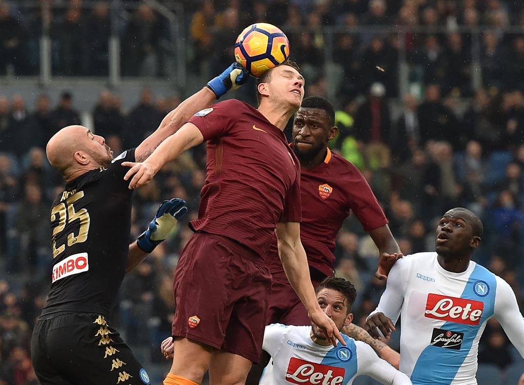 За мяч борются Пепе Рейна, Дрис Мертенс и Калиду Кулибали, gettyimages