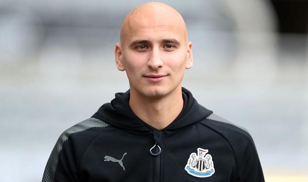 Полузащитник хозяев Джонджо Шелви Полузащитник хозяев Джонджо Шелви