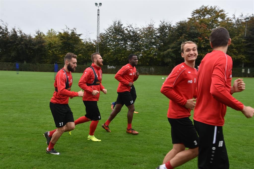 Макаренко (№3) и Будковский (№18) на тренировке Кортрейка, фото twitter.com/kvkofficieel