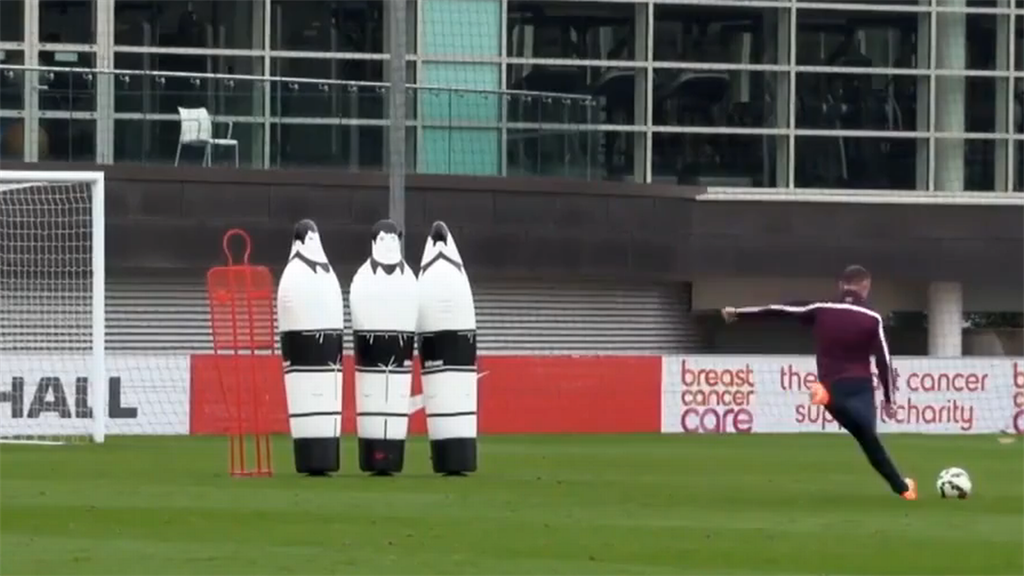Уэйн Руни отрабатывает штрафные на тренировке