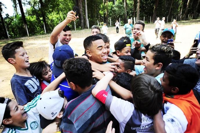 Жезус во время посещения родного клуба