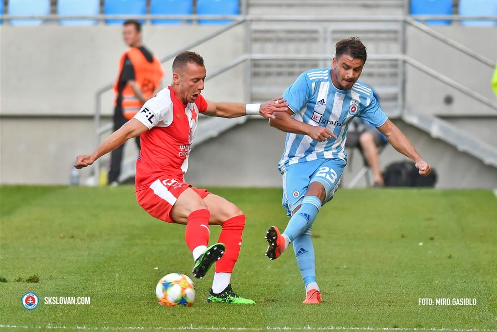 Артем Сухоцкий (справа), SK Slovan