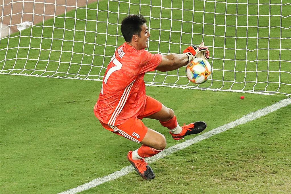 Джанлуиджи Буффон тащит 11-метровый после удара Борхи Валеро, Getty Images