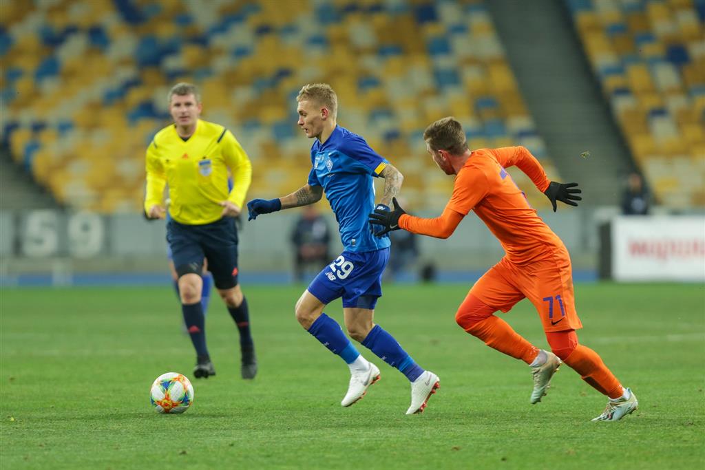 Виталий Буяльский (с мячом), фото А. Юрчак/Football.ua