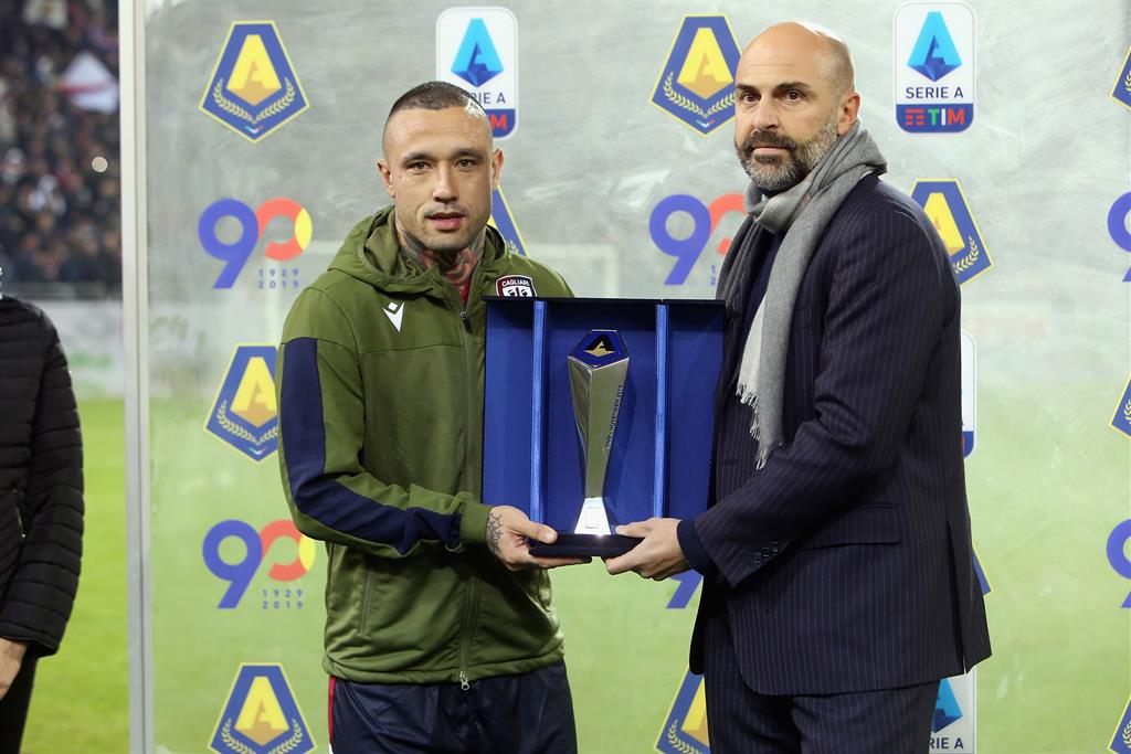 Раджа Наингголан и президент Кальяри Томмазо Джулини, Getty Images