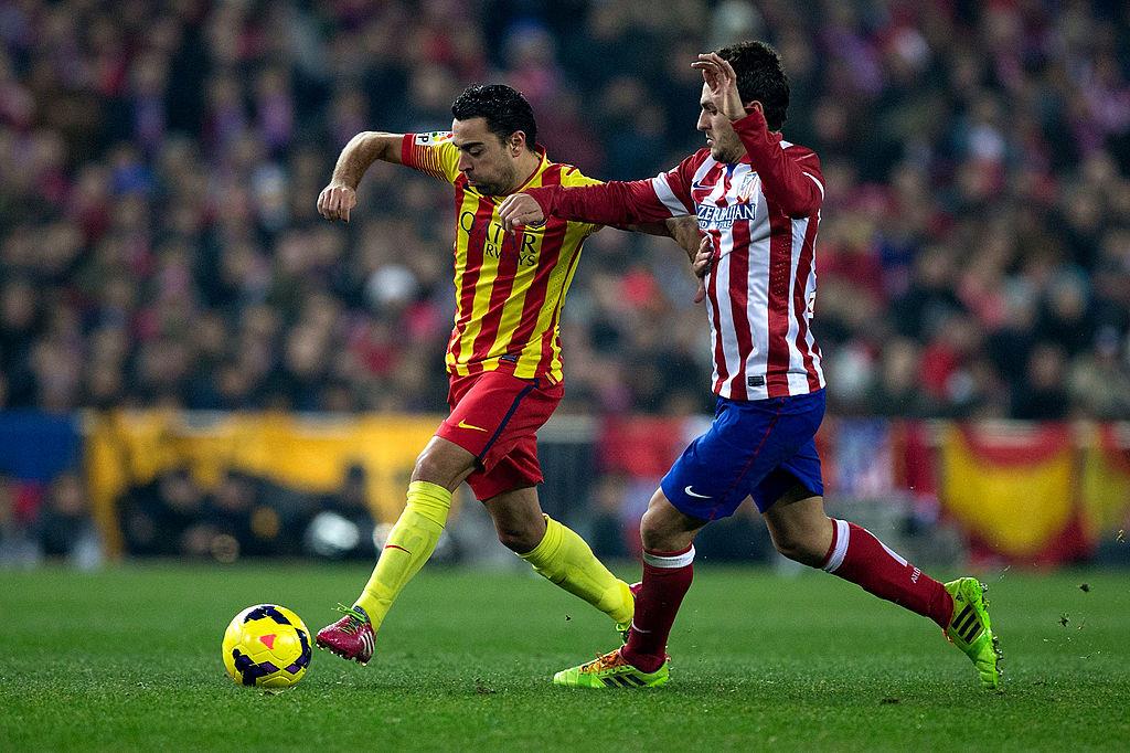 Коке (справа) в борьбе с Хави, Getty Images