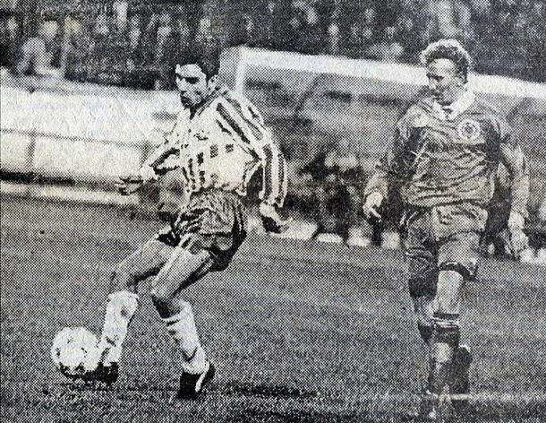 Во время матча со сборной Словении 12 октября 1994 года. В борьбе в Сашо Удовичем.