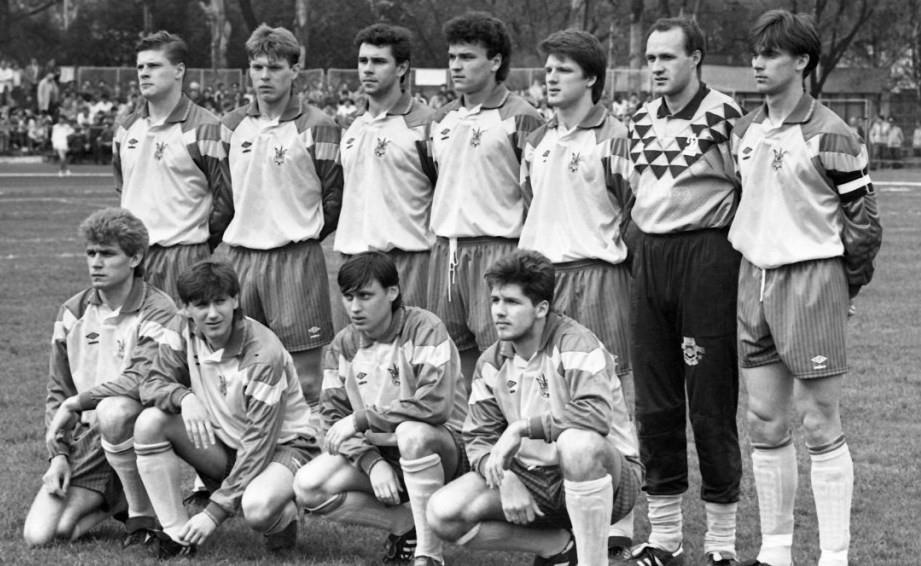 В сборной Украины перед первым матчем в истории сборной. Никифоров стоит по центру