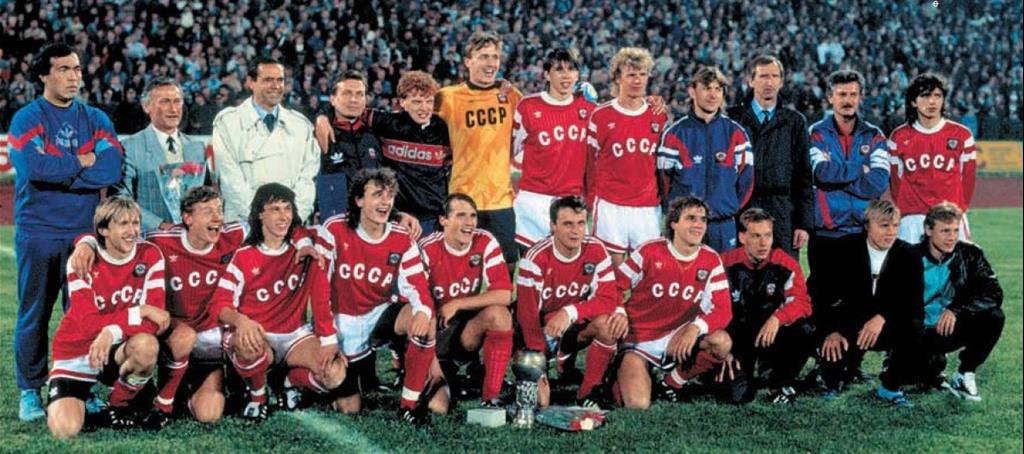 Сергей Шматоваленко в нижнем ряду пятый слева