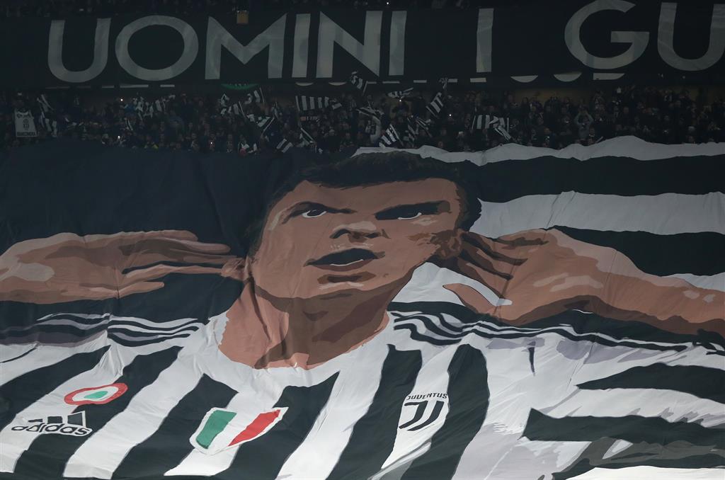 Баннер фанатов Ювентуса, посвящённый Манджукичу, , Getty Images