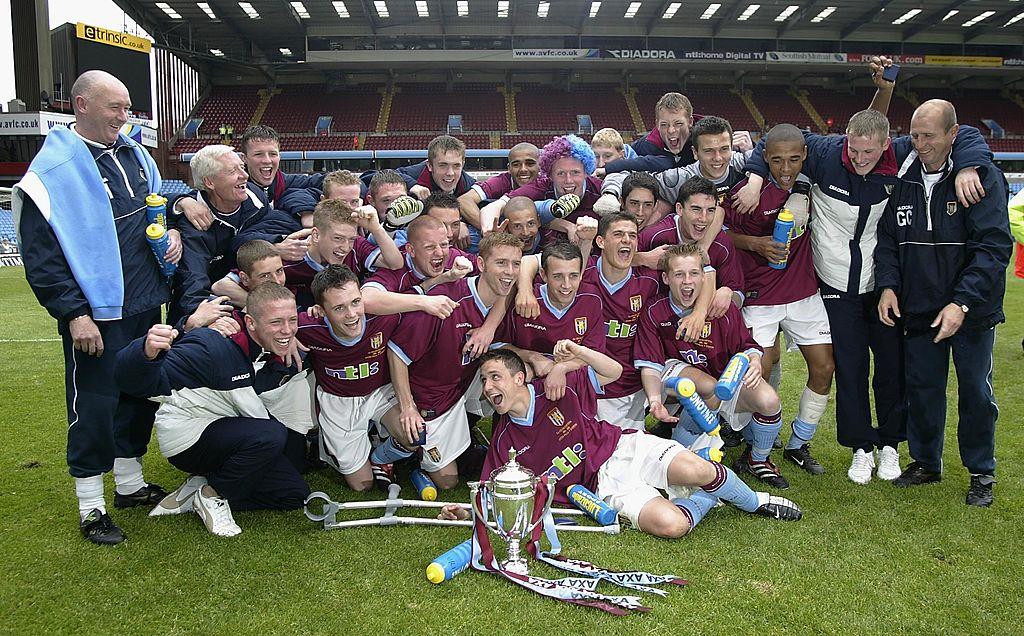 Астон Вилла празднует победу в юношеском Кубке, Getty Images