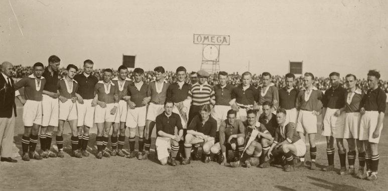 игроки Варты Познань в 1929 году перед поединком против Филлипс Эйндховен, нынешним ПСВ