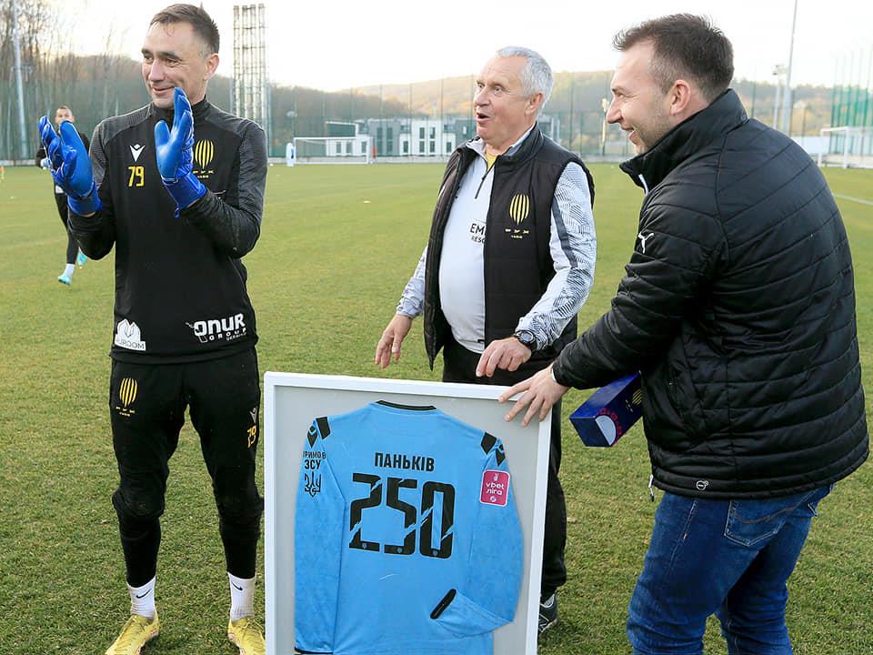 За цей час Юрій Паньків отримав пам'ятний светр за 250 матчів в УПЛ / ФК РУХ