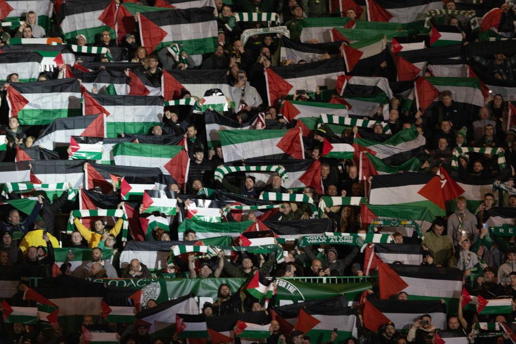 Фанати Селтіка та прапори Палестини на матчі проти Атлетіко, getty images