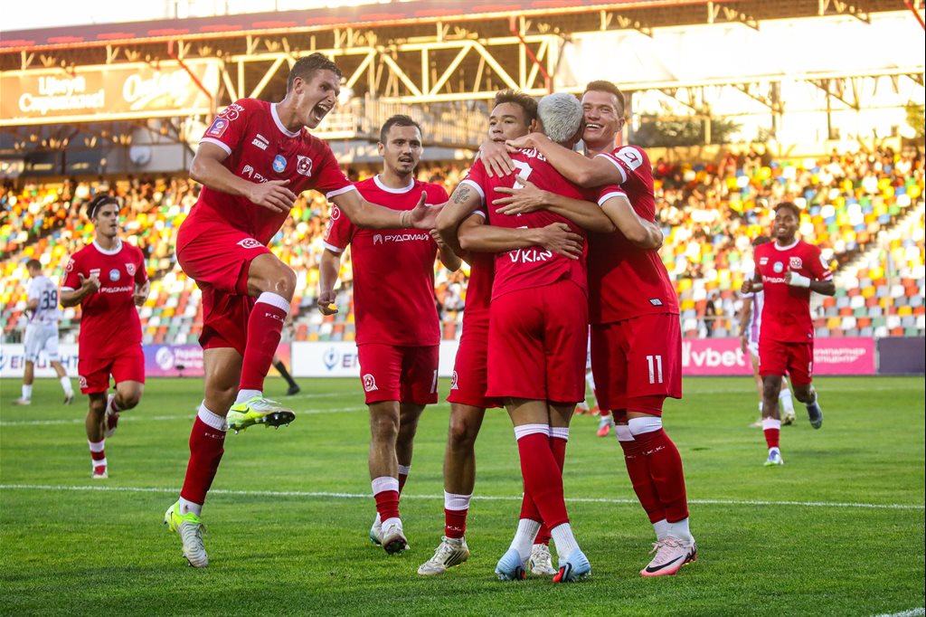 Глейкер Мендоза в обіймах партнерів. Фото: ФК Кривбас