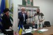 Президент ПФЛ М.Бальчос и руководитель пресс-службы ПФЛ В.Щербак награждают пресс-аташе ФК Севастополь М.Каратаева, фото Артура Валерко, Football.ua
