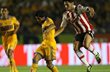 Дамиан Альварес готовится нанести прицельный удар, фото deportes.terra.cl 