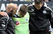 Травмированного Тэйлора уводят с поля, фото skysports.com