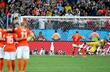Рон Влаар не забивает пенальти, фото fifa.com