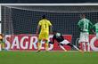 Джовани не сумел отразить удар Оливейры с пенальти, фото maisfutebol.iol.pt