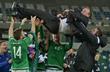 Игроки сборной Северной Ирландии на радостях качают своего наставника, Getty Images