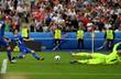 Сборная Исландии забивает победный мяч, uefa.com