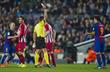 Хиль Мансано показывает Луису Суаресу вторую желтую карточку, fcbarcelona.com