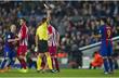 ХИЛЬ МАНСАНО ПОКАЗЫВАЕТ ЛУИСУ СУАРЕСУ ВТОРУЮ ЖЕЛТУЮ КАРТОЧКУ, FCBARCELONA.COM