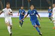 Артем Добвик борется за мяч с Рафаэлем Форстером. Фото - ua.football.com