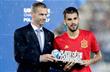 Дани Себальос с призом лучшего игрока Евро-2017 U21, Getty Images